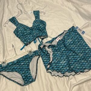 Women’s size XS new with tags set fin fun mermaidens swim set top bottom sarong
